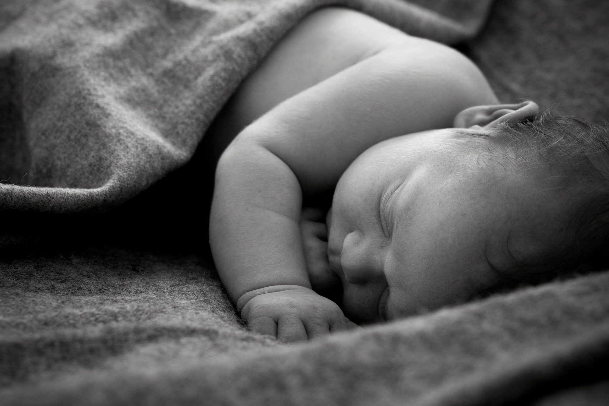 Fine art b&w newborn baby photographer