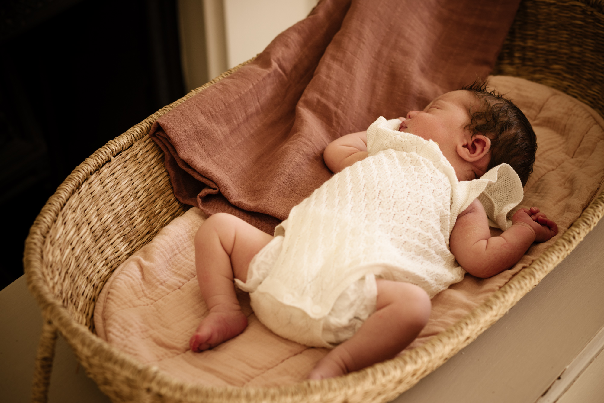 London natural ewborn baby photographer in home